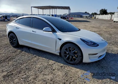 2022 Tesla Model 3 z USA, uszkodzony, nr VIN 5YJ3E1EB1NF241931